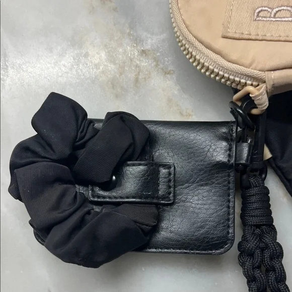 BEIS The sport wristlet set - Picture 5 of 10